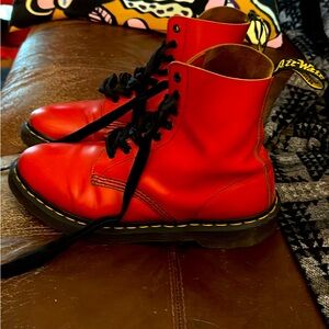 Bottes doc Martens rouges taille 10 femmes